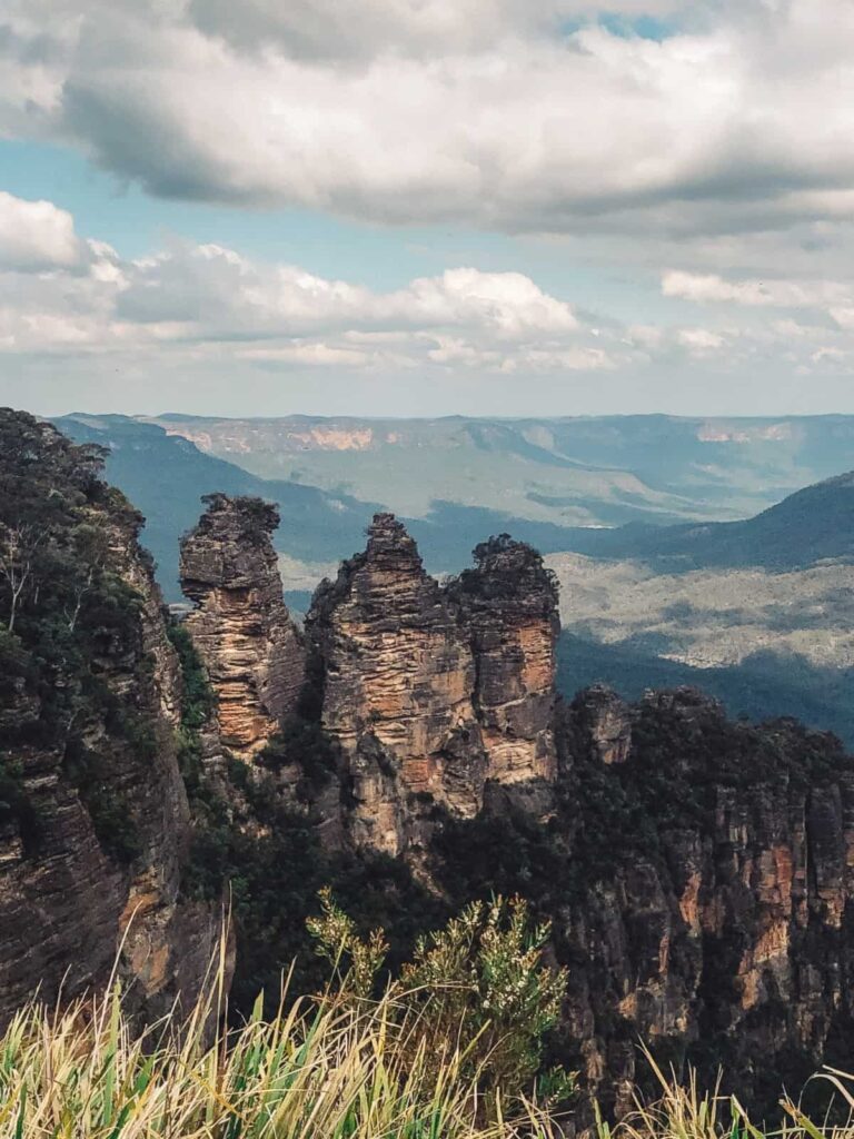 sandstone three sister peaks located in the cheap holiday destination: blue mountains